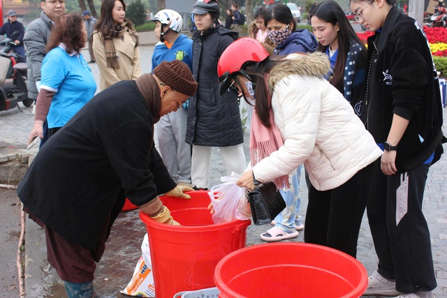Kh&aacute;ch t&acirc;y th&iacute;ch th&uacute; với phong tục thả c&aacute; ch&eacute;p để tiễn &ocirc;ng C&ocirc;ng, &ocirc;ng T&aacute;o về trời - Ảnh 1.