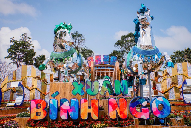 Linh vật ngựa Đắk Lắk tỏa s&aacute;ng tại đường hoa xu&acirc;n tuy h&ograve;a 2026 - Ảnh 1.