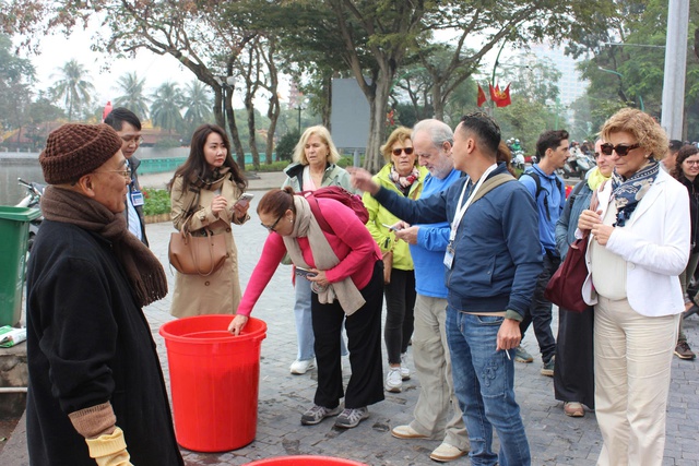 Kh&aacute;ch t&acirc;y th&iacute;ch th&uacute; với phong tục thả c&aacute; ch&eacute;p để tiễn &ocirc;ng C&ocirc;ng, &ocirc;ng T&aacute;o về trời - Ảnh 4.