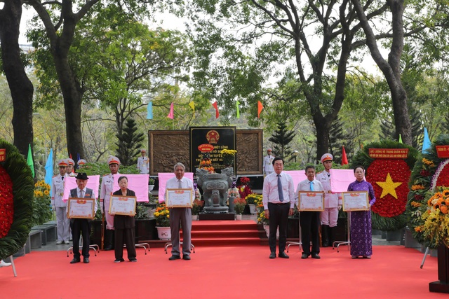 Trao bằng Tổ quốc ghi công cho 49 liệt sĩ biệt động Sài Gòn - Gia Định năm 2026 - Ảnh 3. Trao bằng Tổ quốc ghi công cho 49 liệt sĩ biệt động Sài Gòn - Gia Định năm 2026 - Ảnh 3.