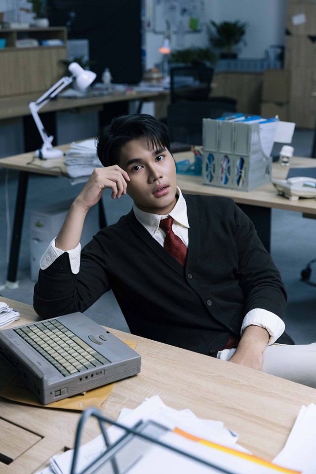 "Ông hoàng tạo hit" Hứa Kim Tuyền gây chấn động với "SẠCCC PIN" - Ảnh 4.
