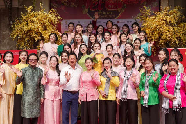 Trao hơn 1,3 tỉ đồng cho người nghèo ăn Tết - Ảnh 2.