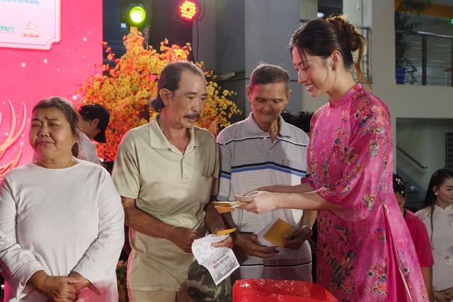 Trao hơn 1,3 tỉ đồng cho người nghèo ăn Tết - Ảnh 14.