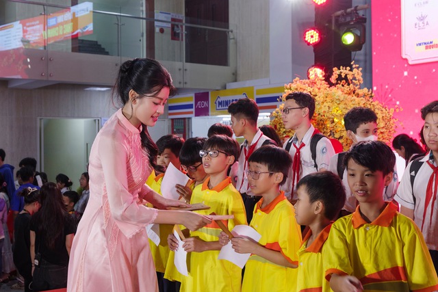 Trao hơn 1,3 tỉ đồng cho người nghèo ăn Tết - Ảnh 12.