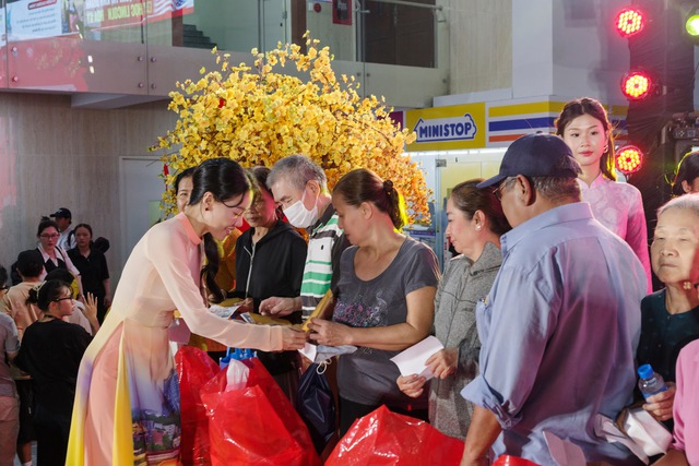Trao hơn 1,3 tỉ đồng cho người nghèo ăn Tết - Ảnh 1.