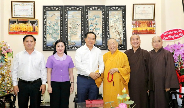 Chủ tịch UBND TPHCM thăm, chúc Tết tôn giáo - Ảnh 2.