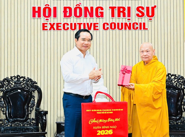 Chủ tịch UBND TPHCM thăm, chúc Tết tôn giáo - Ảnh 1.