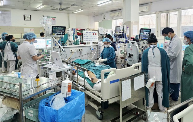 Bộ Y tế kiểm tra đột xuất việc trực cấp cứu, khám, chữa bệnh dịp Tết - Ảnh 2.