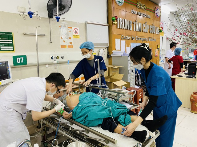 Bộ Y tế kiểm tra đột xuất việc trực cấp cứu, khám, chữa bệnh dịp Tết - Ảnh 1.