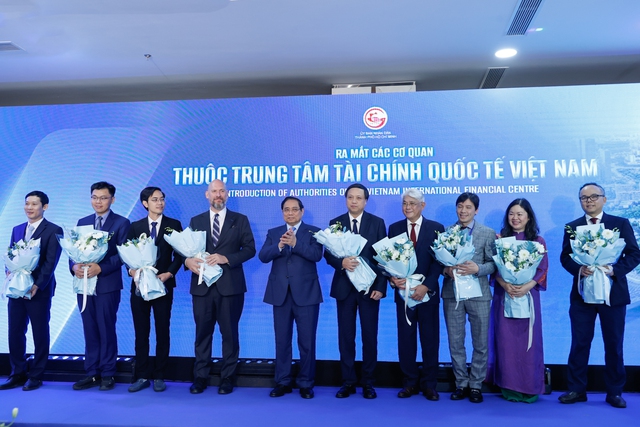 Thủ tướng đ&aacute;nh cồng ch&iacute;nh thức ra mắt Trung t&acirc;m t&agrave;i ch&iacute;nh quốc tế Việt Nam tại TPHCM - Ảnh 1.
