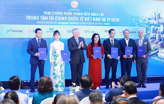 Thủ tướng đ&aacute;nh cồng ch&iacute;nh thức ra mắt Trung t&acirc;m t&agrave;i ch&iacute;nh quốc tế Việt Nam tại TPHCM - Ảnh 3.