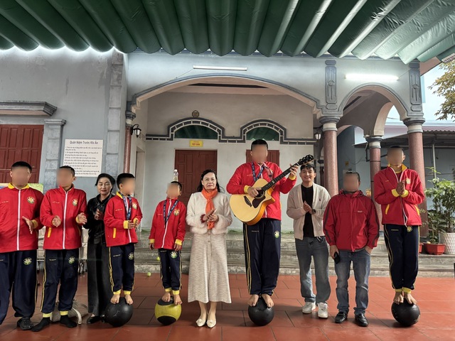 Hoa hậu Nhân ái Đậu Hằng Nga trao quà Tết cho trẻ em khuyết tật tại Bắc Giang - Ảnh 2.