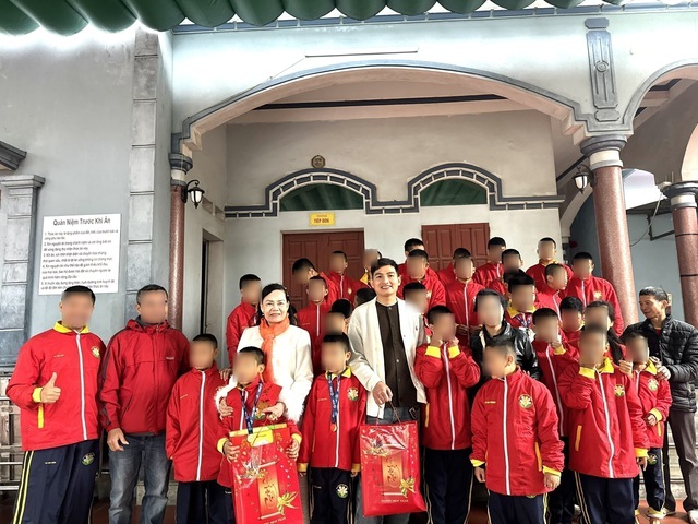 Hoa hậu Nhân ái Đậu Hằng Nga trao quà Tết cho trẻ em khuyết tật tại Bắc Giang - Ảnh 1.