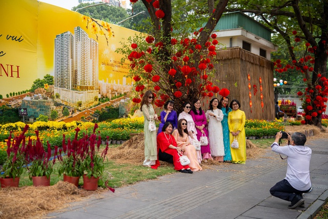 Khu “đất vàng” 12 Lê Duẩn rực rỡ sắc xuân dịp Tết Bính Ngọ - Ảnh 2.