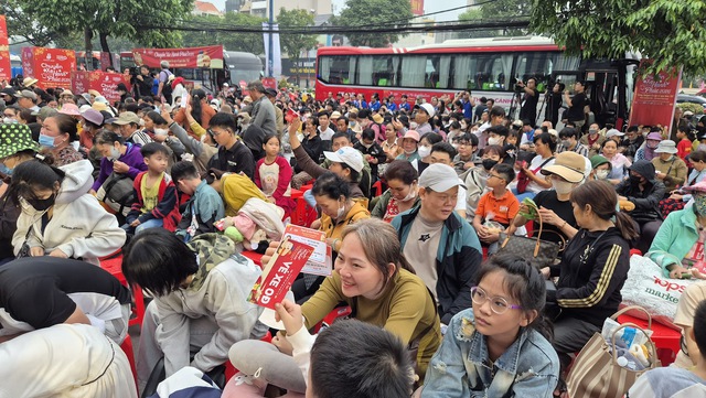 X&uacute;c động chuyến xe hạnh ph&uacute;c với 900 v&eacute; xe 0 đồng đưa người d&acirc;n về qu&ecirc; Tết 2026 - Ảnh 1.