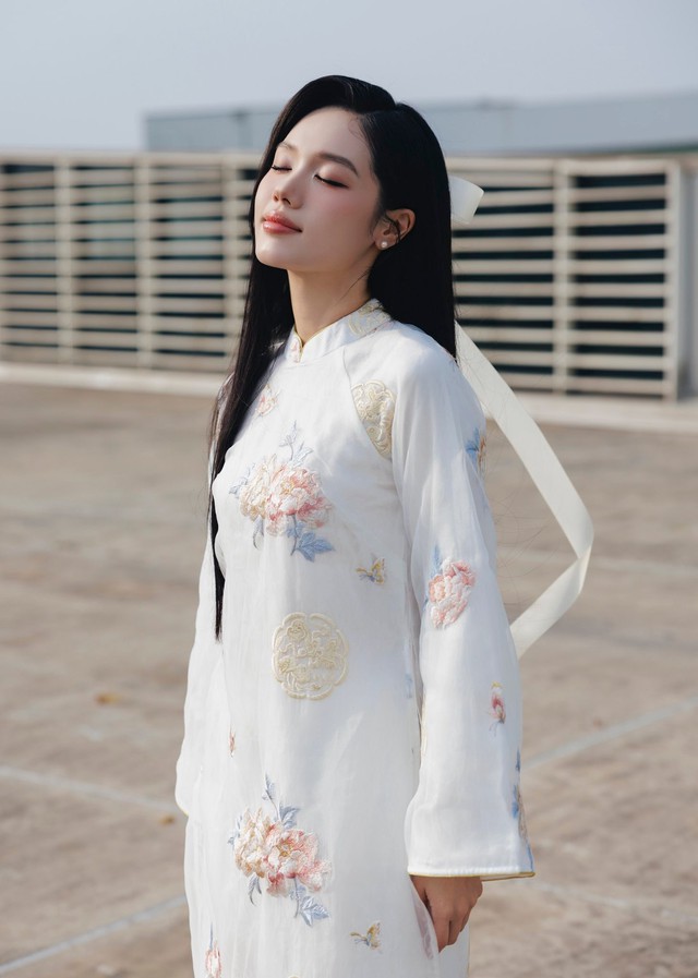 BÀI XUÂN ONLINE NGÀY 14-2 (27 THÁNG CHẠP). Tựa: Diễn viên Trâm Anh: "Tôi toàn tâm, toàn ý cho diễn xuất" - Ảnh 2.