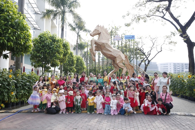 Linh vật Ngựa cao 4,5m thu hút du khách tại Đường hoa Phú Mỹ Hưng - Ảnh 1.