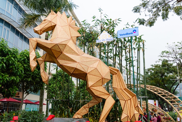 Linh vật Ngựa cao 4,5m thu hút du khách tại Đường hoa Phú Mỹ Hưng - Ảnh 2.