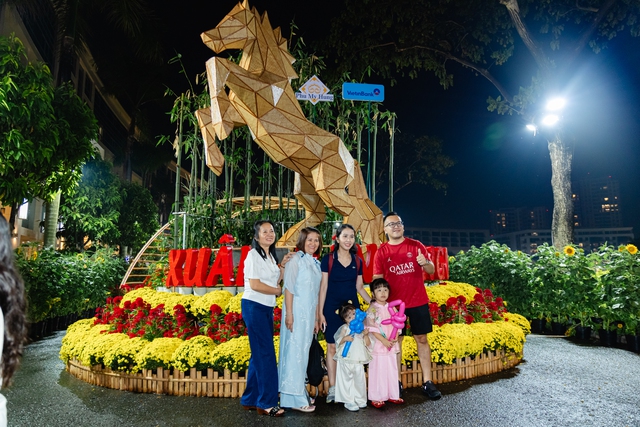 Linh vật Ngựa cao 4,5m thu hút du khách tại Đường hoa Phú Mỹ Hưng - Ảnh 3.