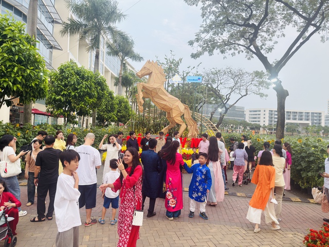 Linh vật Ngựa cao 4,5m thu hút du khách tại Đường hoa Phú Mỹ Hưng - Ảnh 4.