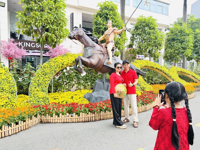 Linh vật Ngựa cao 4,5m thu hút du khách tại Đường hoa Phú Mỹ Hưng - Ảnh 5.