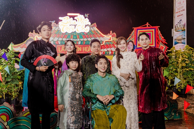 Linh vật Ngựa cao 4,5m thu hút du khách tại Đường hoa Phú Mỹ Hưng - Ảnh 6.