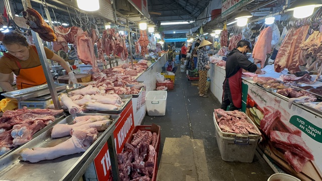 Nhộn nhịp chợ Tết 2026: Cảnh mua sắm thực phẩm ở TP HCM - Ảnh 2.