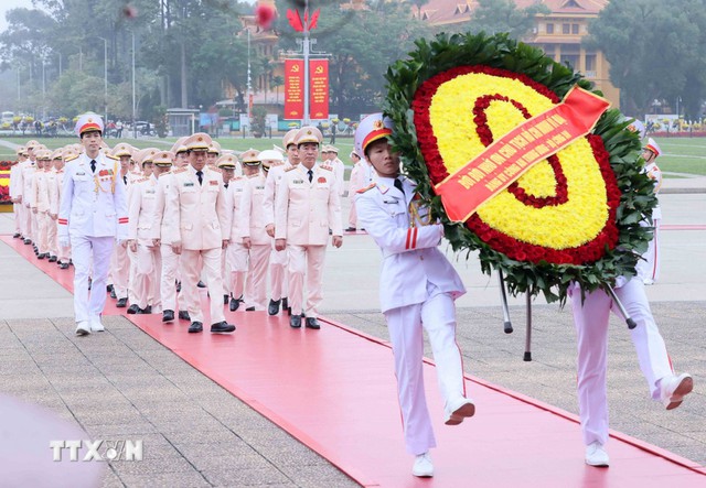 Lãnh đạo Đảng, Nhà nước vào Lăng viếng Chủ tịch Hồ Chí Minh nhân dịp Tết Nguyên đán Bính Ngọ - Ảnh 9.