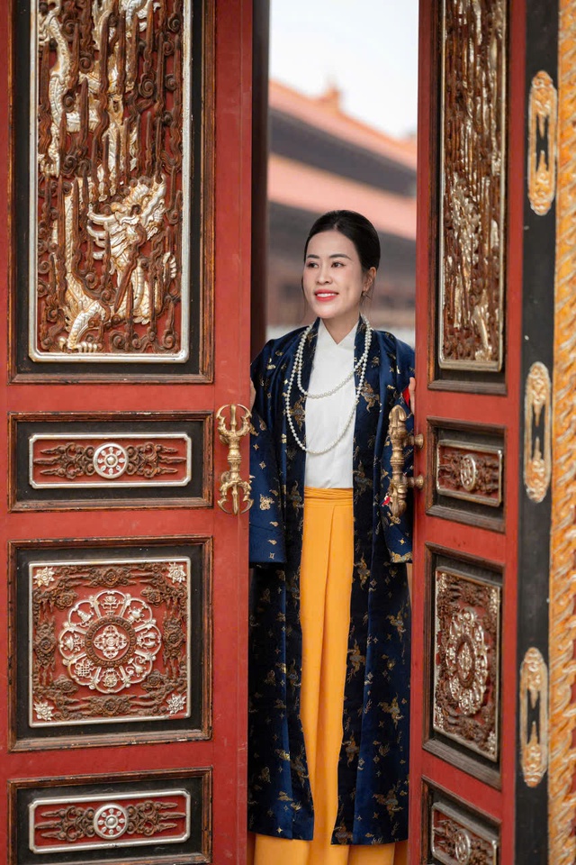 Doanh nhân Nguyễn Thị Ngọc Trinh diện áo dài gửi lời chúc Tết Bính Ngọ - Ảnh 2.