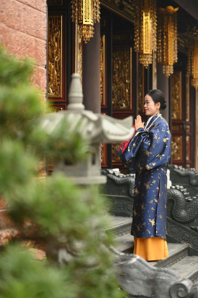 Doanh nhân Nguyễn Thị Ngọc Trinh diện áo dài gửi lời chúc Tết Bính Ngọ - Ảnh 3.