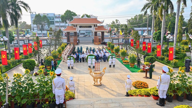 TPHCM long trọng tổ chức lễ viếng Nghĩa trang Liệt sĩ Bà Rịa - Vũng Tàu - Ảnh 1.