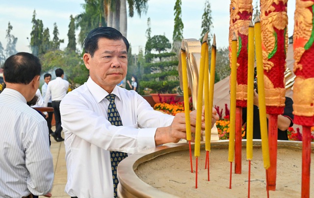 TPHCM long trọng tổ chức lễ viếng Nghĩa trang Liệt sĩ Bà Rịa - Vũng Tàu - Ảnh 3.