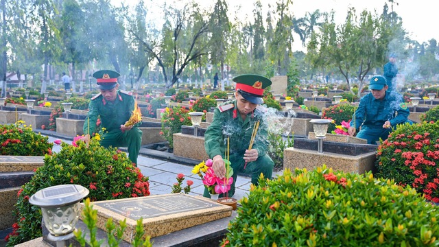 TPHCM long trọng tổ chức lễ viếng Nghĩa trang Liệt sĩ Bà Rịa - Vũng Tàu - Ảnh 6.