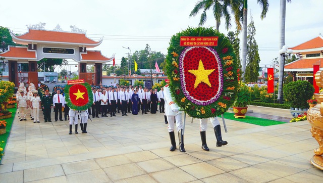 TPHCM long trọng tổ chức lễ viếng Nghĩa trang Liệt sĩ Bà Rịa - Vũng Tàu - Ảnh 2.