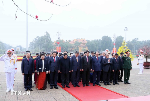 Lãnh đạo Đảng, Nhà nước vào Lăng viếng Chủ tịch Hồ Chí Minh nhân dịp Tết Nguyên đán Bính Ngọ - Ảnh 2.