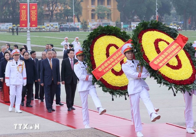 Lãnh đạo Đảng, Nhà nước vào Lăng viếng Chủ tịch Hồ Chí Minh nhân dịp Tết Nguyên đán Bính Ngọ - Ảnh 1.