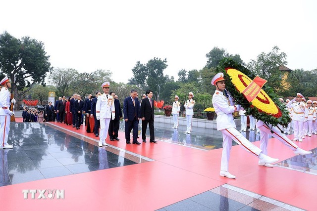 Lãnh đạo Đảng, Nhà nước vào Lăng viếng Chủ tịch Hồ Chí Minh nhân dịp Tết Nguyên đán Bính Ngọ - Ảnh 4.