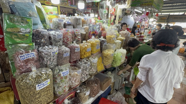 Nhộn nhịp chợ Tết 2026: Cảnh mua sắm thực phẩm ở TP HCM - Ảnh 11.