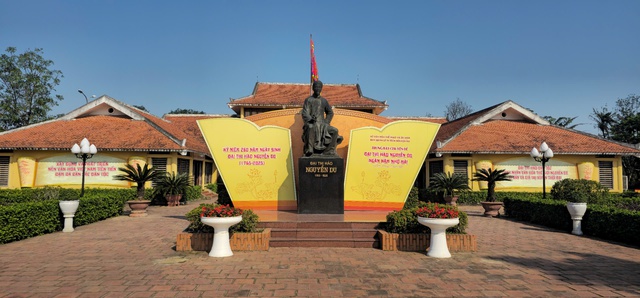 Chi&ecirc;m ngưỡng hai c&acirc;y cổ thụ hơn 300 năm tuổi ở Khu di t&iacute;ch Nguyễn Du - Ảnh 1.