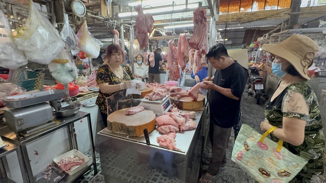 Nhộn nhịp chợ Tết 2026: Cảnh mua sắm thực phẩm ở TP HCM - Ảnh 4.