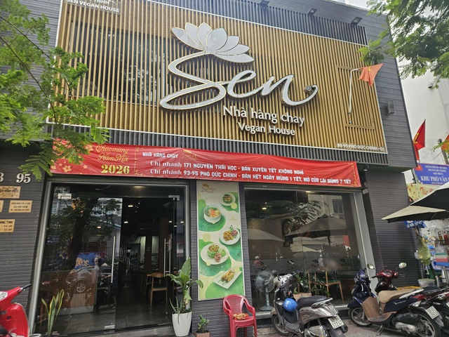 H&agrave;ng qu&aacute;n TPHCM b&aacute;n xuy&ecirc;n Tết 2026: Nơi phụ thu 30 % , nơi kh&ocirc;ng tăng gi&aacute; - Ảnh 1.