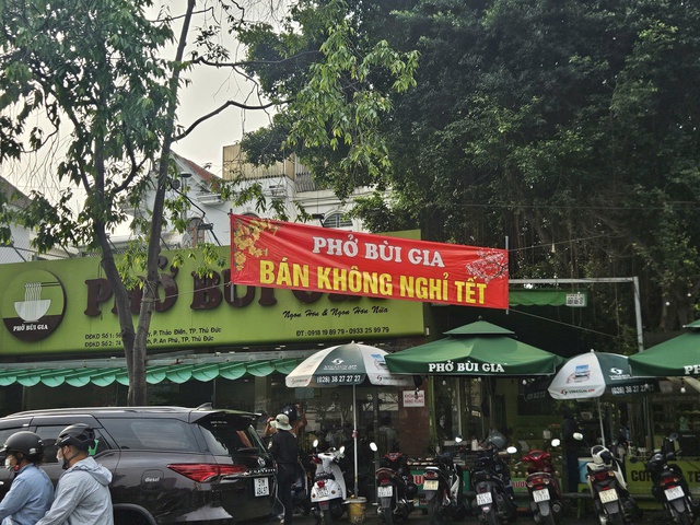 H&agrave;ng qu&aacute;n TPHCM b&aacute;n xuy&ecirc;n Tết 2026: Nơi phụ thu 30 % , nơi kh&ocirc;ng tăng gi&aacute; - Ảnh 2.