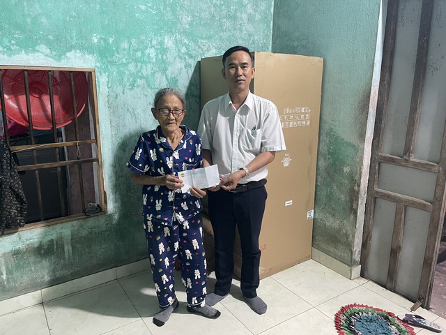 “Trái tim miền Trung” trao quà Tết cho người dân vùng lũ Duy Nghĩa - Ảnh 1.