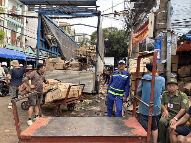 Thị trường hoa Tết 2026: Gi&aacute; cả v&agrave; xu hướng mua sắm tại chợ đầu mối - Ảnh 4.