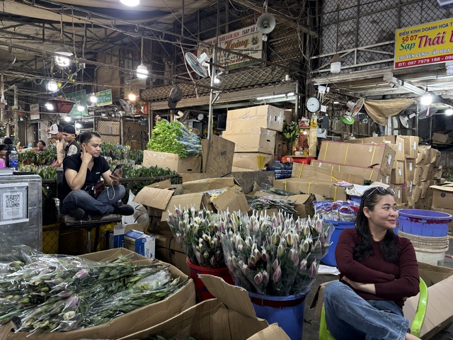 Thị trường hoa Tết 2026: Gi&aacute; cả v&agrave; xu hướng mua sắm tại chợ đầu mối - Ảnh 7.