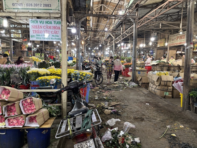 Thị trường hoa Tết 2026: Gi&aacute; cả v&agrave; xu hướng mua sắm tại chợ đầu mối - Ảnh 8.