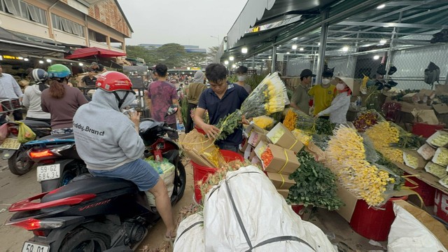 Thị trường hoa Tết 2026: Gi&aacute; cả v&agrave; xu hướng mua sắm tại chợ đầu mối - Ảnh 9.