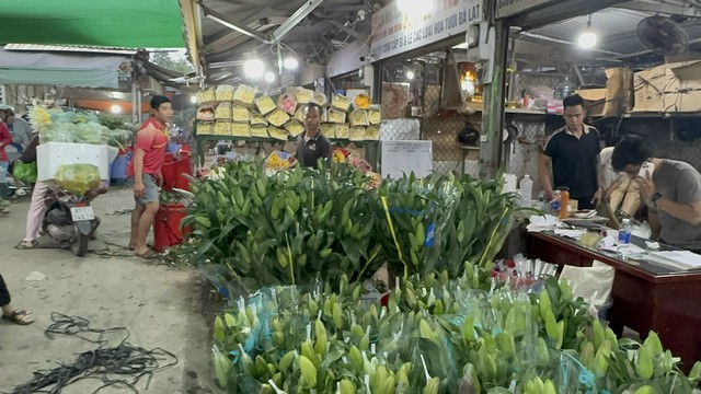 Thị trường hoa Tết 2026: Gi&aacute; cả v&agrave; xu hướng mua sắm tại chợ đầu mối - Ảnh 1.