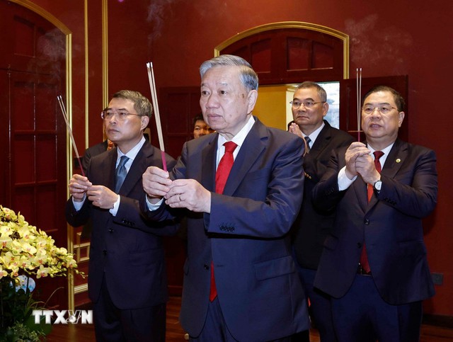 Tổng Bí thư Tô Lâm dâng hương tại Khu Di tích Hoàng thành Thăng Long và Di tích nhà 67 - Ảnh 1.