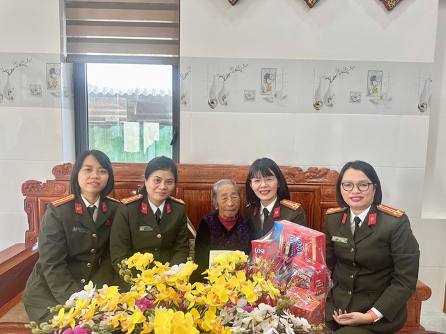 Hơn 10.000 suất qu&agrave; Tết đến tay người kh&oacute; khăn ở Quảng Trị - Ảnh 3.